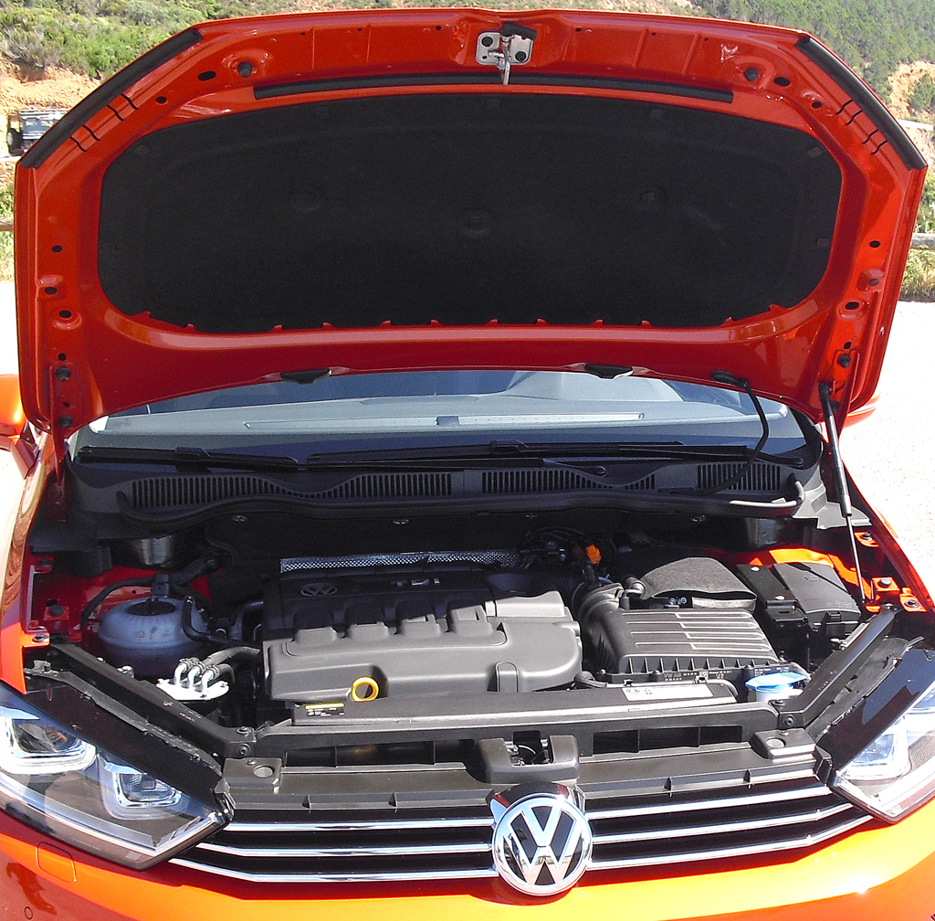 VW Golf Sportsvan: Blick unter die Haube, hier bei einem der beiden Diesel. 