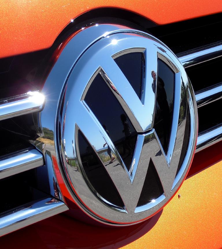 VW Golf Sportsvan: Das Markenlogo sitzt vorn mittig im Kühlergrill. 