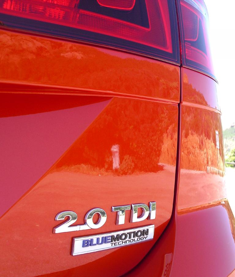 VW Golf Sportsvan: Moderne Leuchteinheit hinten mit Antriebsschriftzug. 