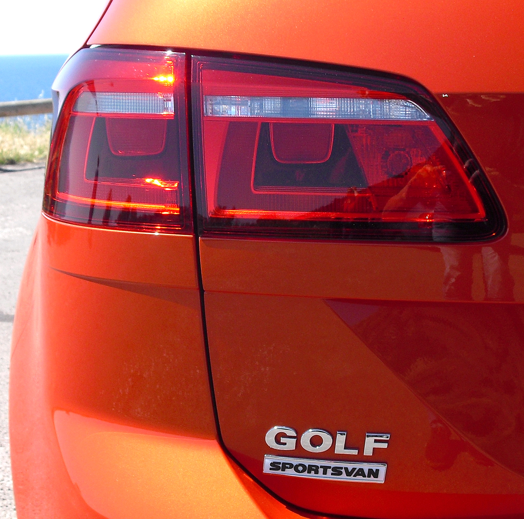 VW Golf Sportsvan: Moderne Leuchteinheit hinten mit Modellschriftzug. 