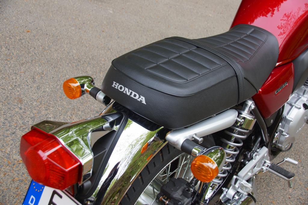 Viel Chrom und eine klassische-gesteppte Sitzbank ohne Höcker zeichnen die Honda CB 1100 EX aus