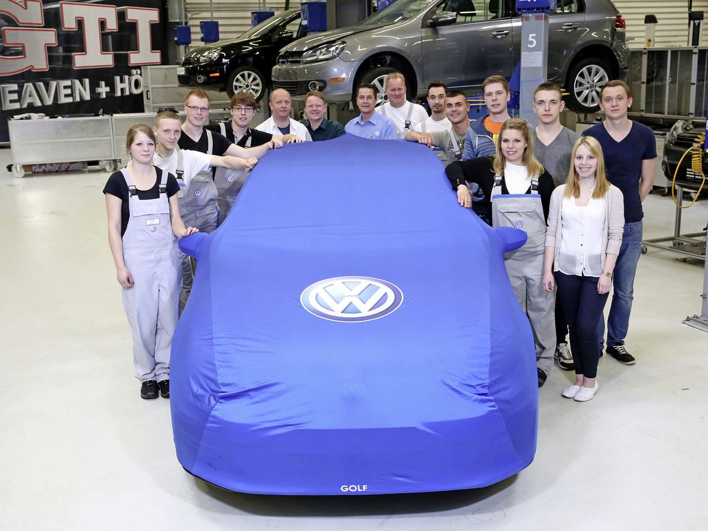 Volkswagen-Auszubildende zeigen einzigartigen Golf GTI am Wörthersee