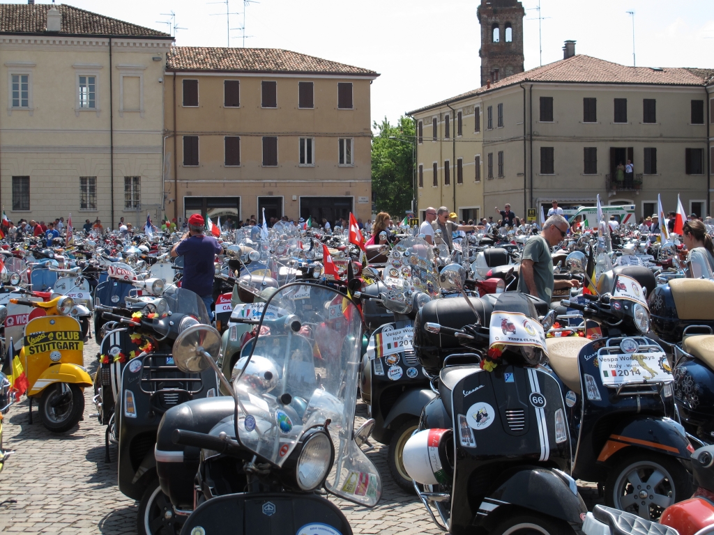© fbn | Immerhin gründeten sich die ersten Vespa-Clubs in Italien bereits in den 1940er Jahren, also kurz nach dem Erscheinen der längst zur Legende gewordenen Wespe auf zwei Rädern