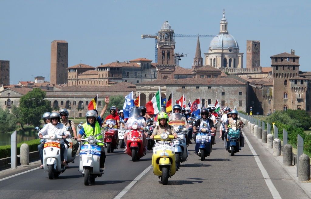 © fbn/SP-X | Vespafahrerinnen und Vespafahrer aus praktisch allen europäischen Ländern und auch aus Übersee trafen sich zum 5. Vespa World Day