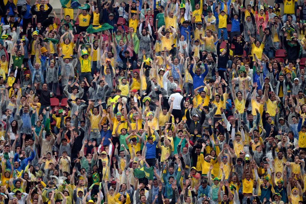 ." Während der WM, hofft das kritische Idol, regiert der Ball, nicht die Politik.