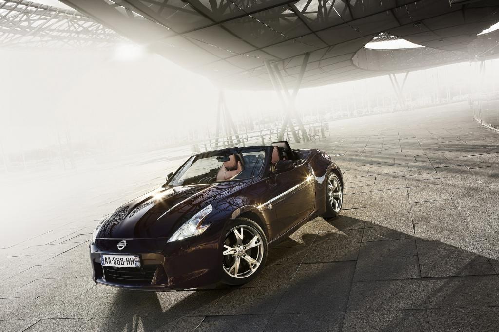 Als sogenannter Roadster, also mit elektrischem Stoffverdeck, kostet der von einem 3,7-Liter-V6-Motor mit 328 PS angetriebene Zweisitzer laut Preisliste 38.900 Euro.