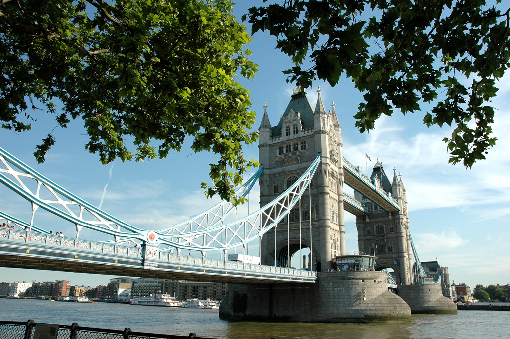 Am Ende des Hafens: London- oder Tower-Bridge. 