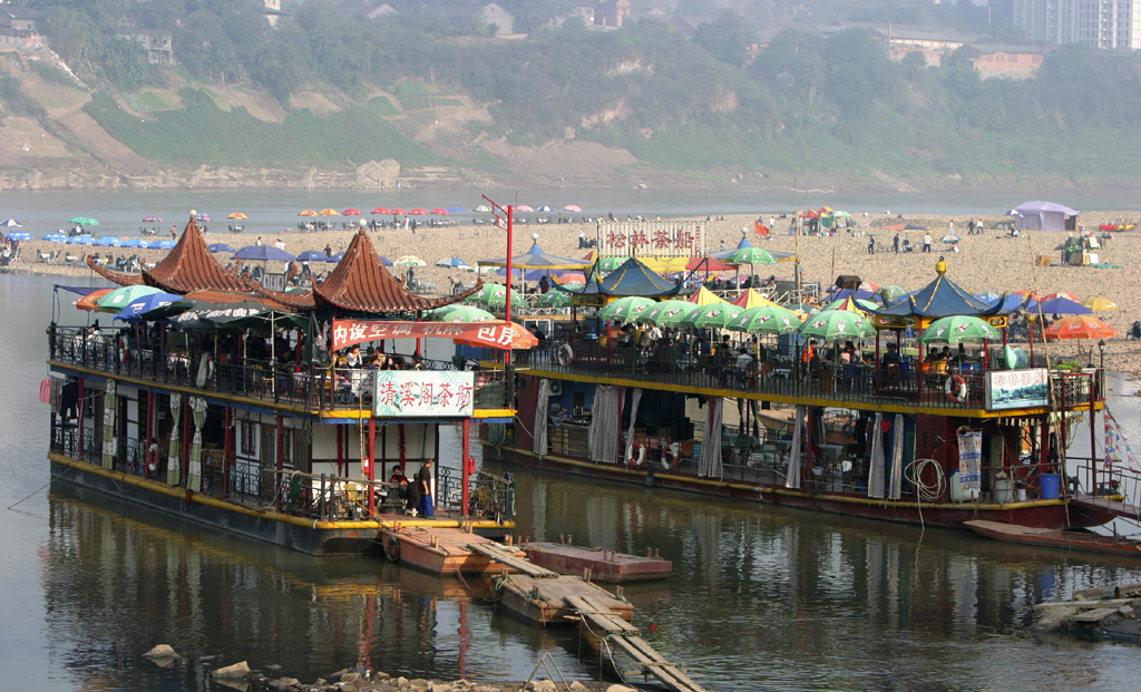 Am Jialing-Ufer haben bunten Restaurant-Boote angelegt.