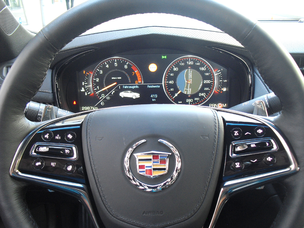 Blick im weiter aufgewertete CTS-Cockpit durch den Lenkradkranz auf die Rundinstrumentierung. 
