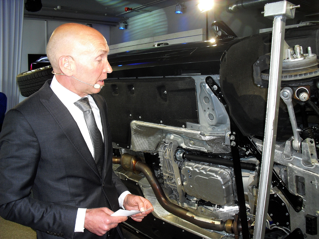 Cadillac-Technikspezialist Patrick Herrmann erläutert den Leichtbau beim CTS.