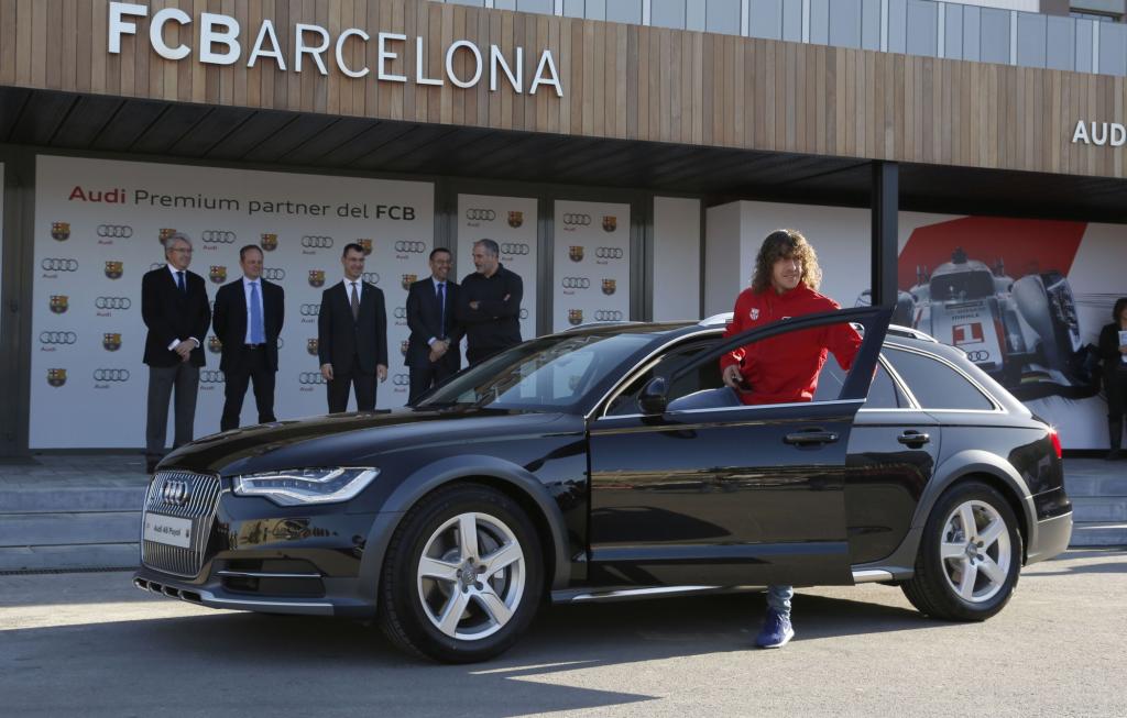 Charles Puyol vom FC Barcelona mit Audi-Dienstfahrzeug
