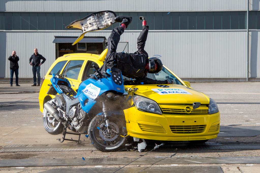 Crash-Test: Überstunden für die Schutzengel