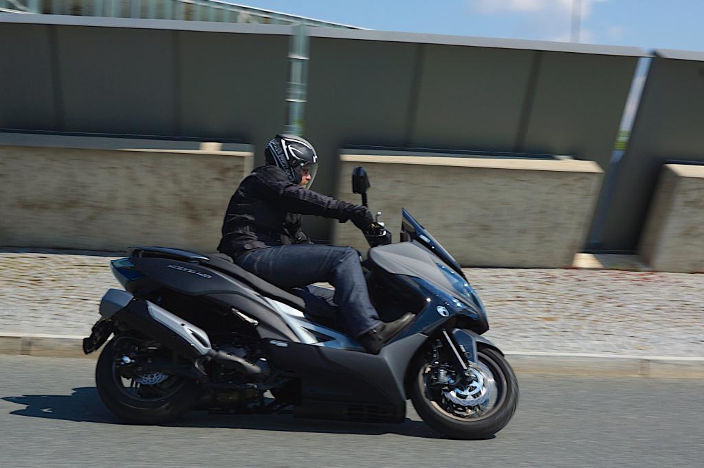 Da der 400er Kymco mit schnittigem Design und reichhaltiger Ausstattung glänzt, ist der günstige Preis von 5.999 Euro eine regelrechte Kampfansage an die Konkurrenz.