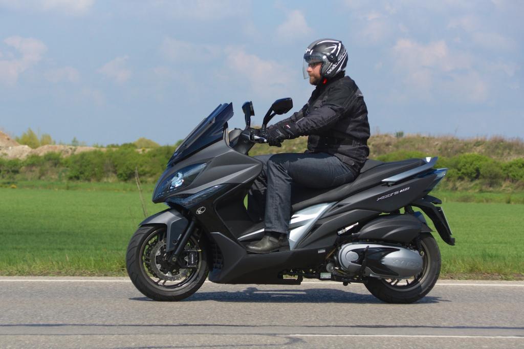 Da der 400er Kymco mit schnittigem Design und reichhaltiger Ausstattung glänzt, ist der günstige Preis von 5.999 Euro eine regelrechte Kampfansage an die Konkurrenz.