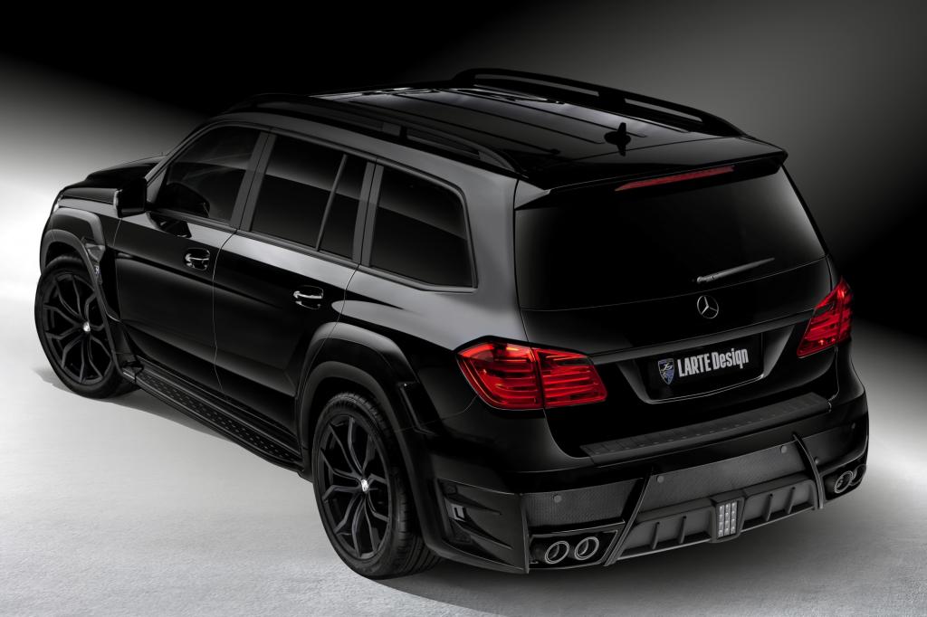 Damit zum dunklen Kleid des wuchtigen SUV auch das Schuhwerk passt, hat Larte dem GL “Black Crystal“ 22-Zoll-Leichtmetallräder mit kantigen Doppelspeichen aufgezogen.