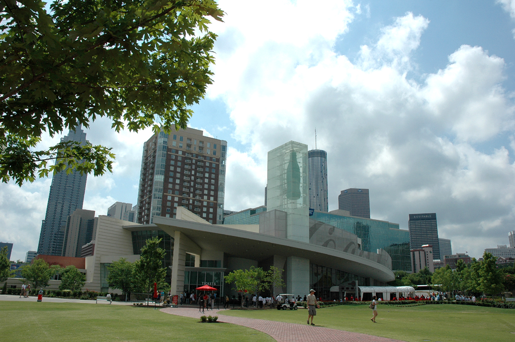 Das Coca-Cola-Museum (vorn) in Atlanta. 