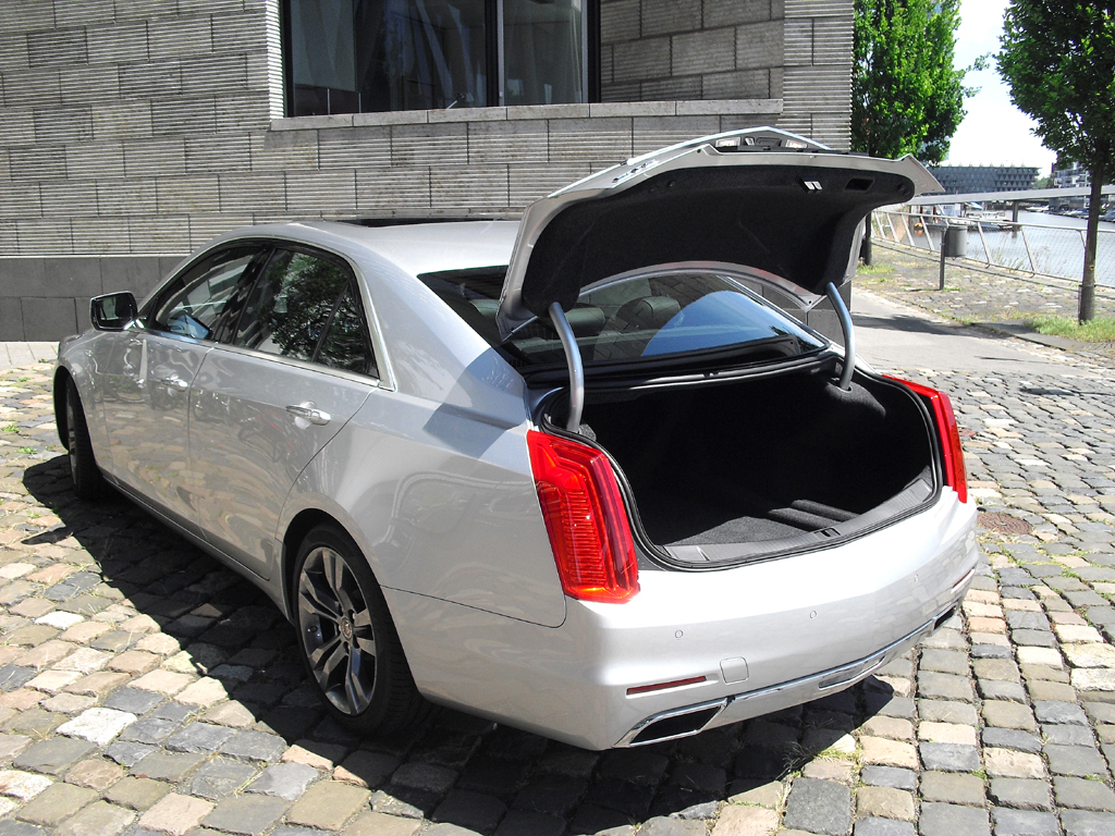 Der Kofferraum der größeren CTS-Limousine fasst 470 Liter. 