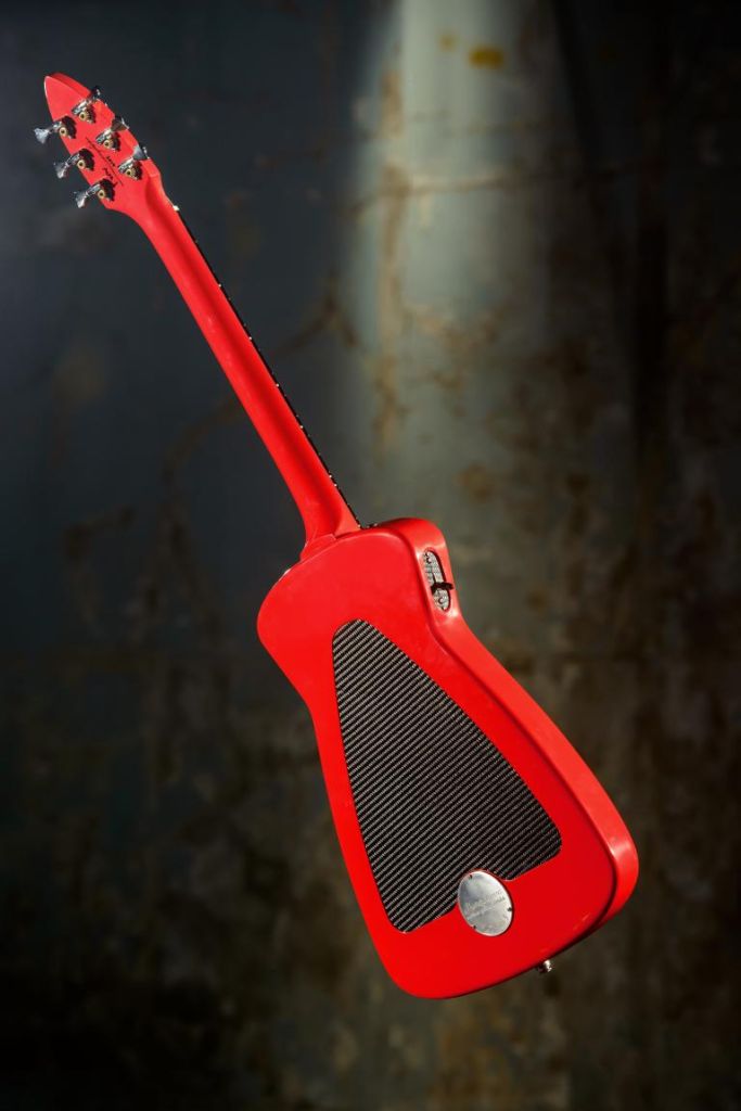 Der Rückendeckel des Musikinstruments besteht aus kohlefaserverstärktem Kunststoff, der Klangkörper selbst aus Holz und der Rest aus Aluminium. 