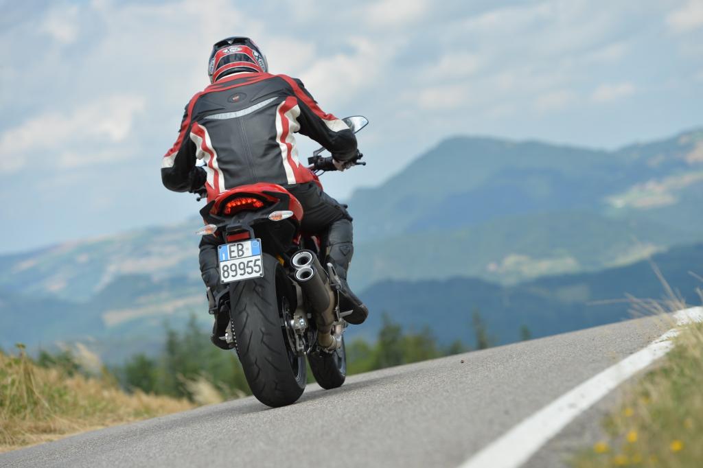 Der erwähnte Auspufftopf ist aber nicht nur aus dem eben genannten Grund für den Fahrer allgegenwärtig, sondern auch deshalb, weil den Ducati-Technikern bei der Monster 821 ein wirklich genialer Sound gelungen ist. 
