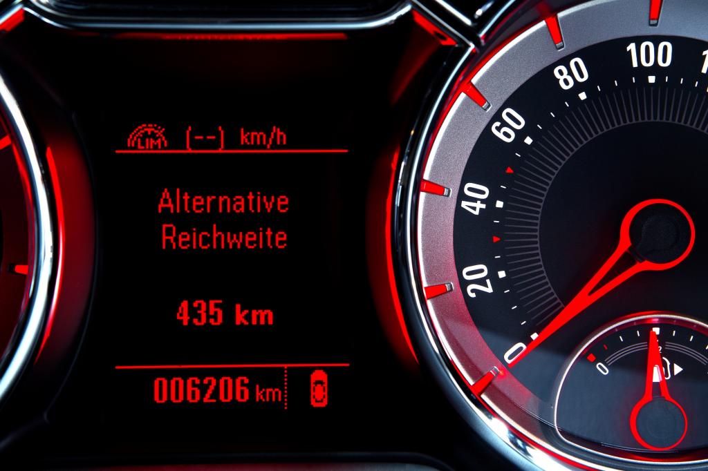 Die Anzeige für Verbrauch und Reichweite schaltet sich entsprechend mit um. 