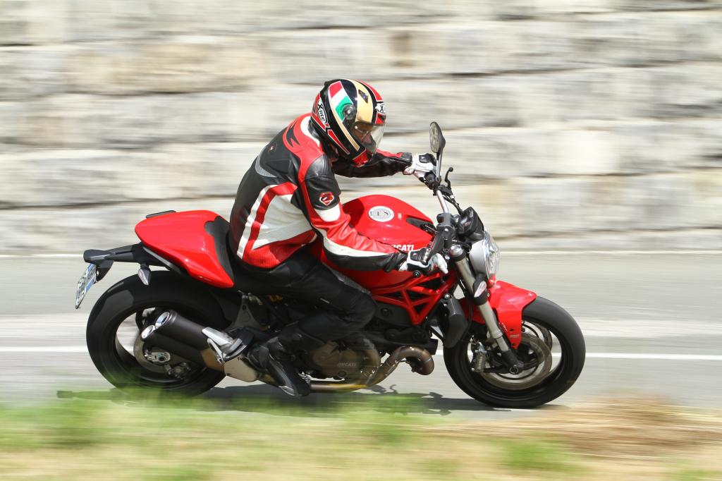 Die neue Ducati Monster 821 ist ein fein zu fahrendes und leicht zu handhabendes Motorrad geworden, das auf längere Sicht die kleinen luftgekühlten Monstermodelle ersetzen wird. 