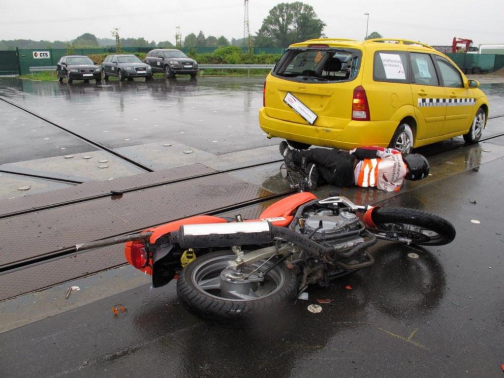 Ein sehr realitätsgetreuer Crashtest zeigt, dass Motorradfahrer bei zu geringem Abstand auf ein vorausfahrendes Auto keine Chance haben, den Aufprall zu vermeiden