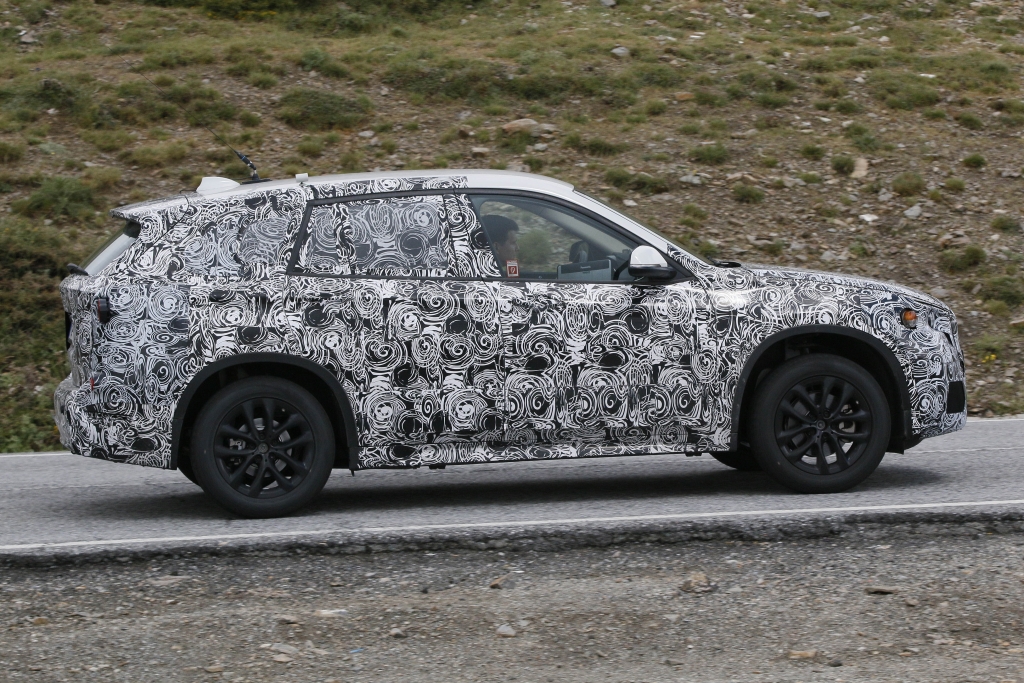 Erwischt: Erlkönig Audi Q3 Facelift trifft Erlkönig BMW X1