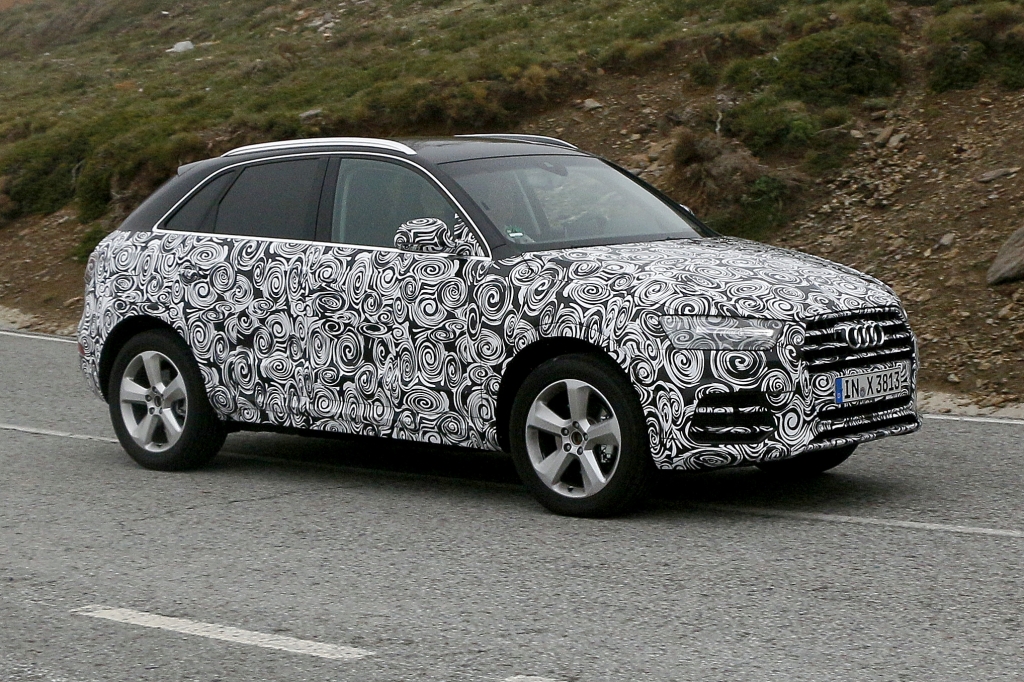Erwischt: Erlkönig Audi Q3 Facelift trifft Erlkönig BMW X1