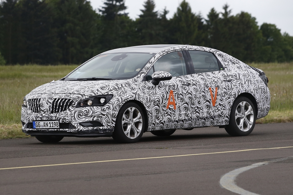 Erwischt: Erlkönig Opel Astra Limousine