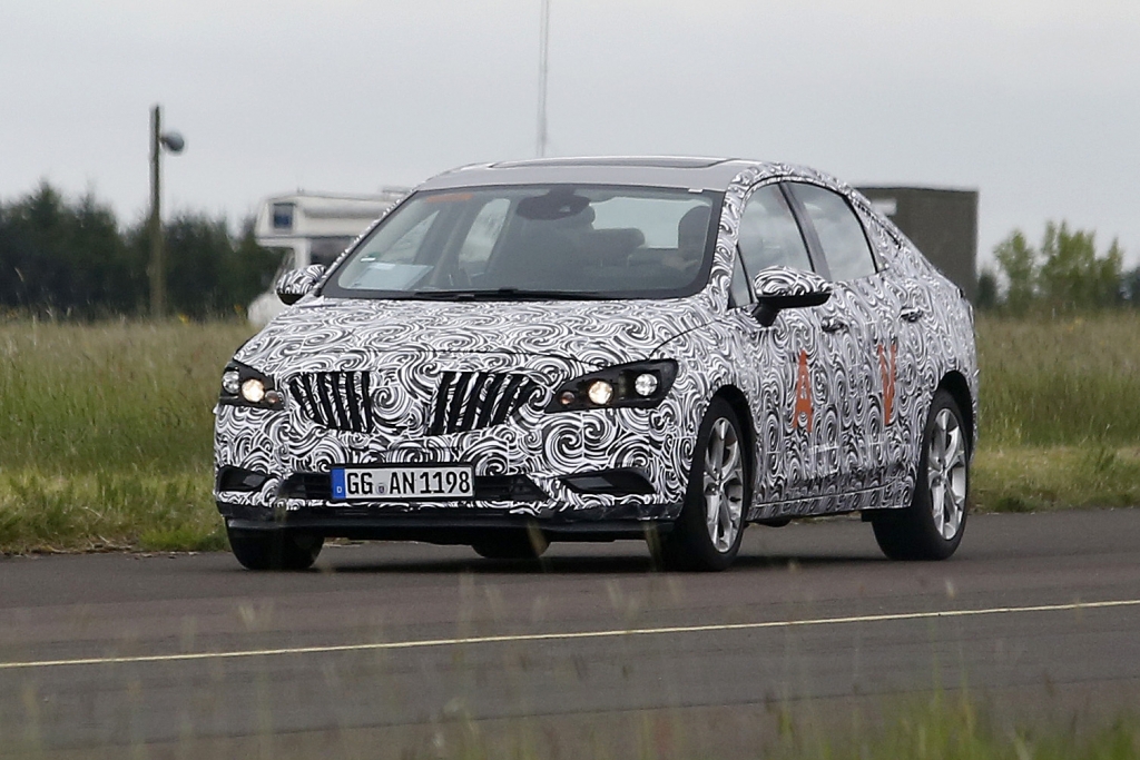 Erwischt: Erlkönig Opel Astra Limousine