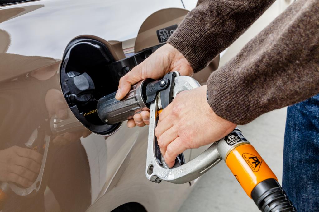 Hinter der Tankklappe befindet sich auch Anschluss, um Autogas nachzufüllen