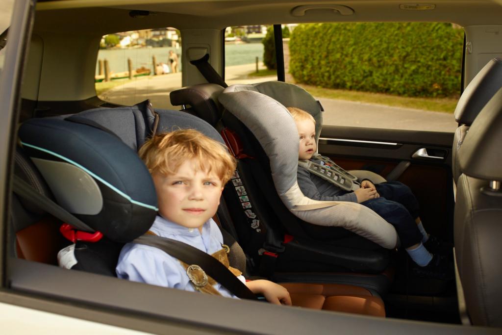 Hitzestau im parkenden Auto - Gefahr für Kind und Tier