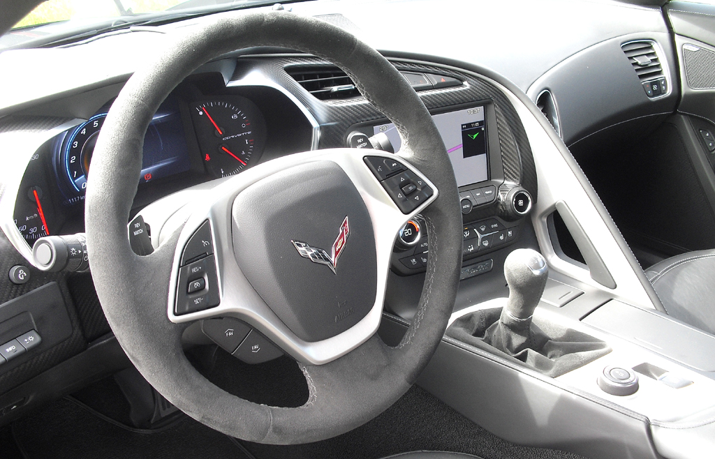 In siebter Auflage mutet auch das Corvette-Cockpit jetzt wertiger an. 