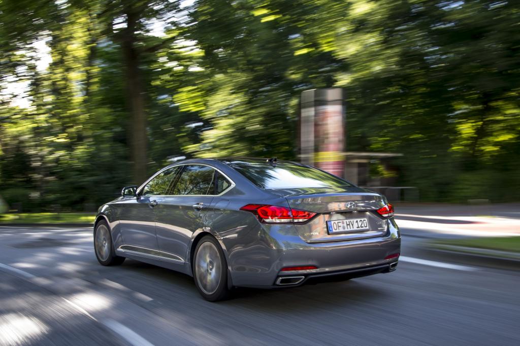 Knapp fünf Meter lang, vorn mit einem stolzen Chromgrill und hinten mit einem fast fließenden Heck soll sich der repräsentative Luxusliner gegen Autos wie den Fünfer BMW, die Mercedes E-Klasse und den Audi A6 behaupten.