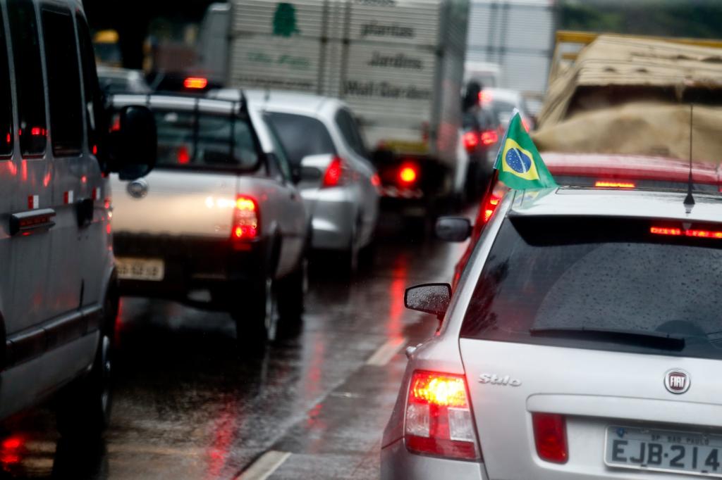Manchmal hängt eine brasilianische Fahne aus einem der Fenster der vielen Wohnsilos, die Sao Paulo wie einen Ring von immergleichen Hochbauten begrenzen.