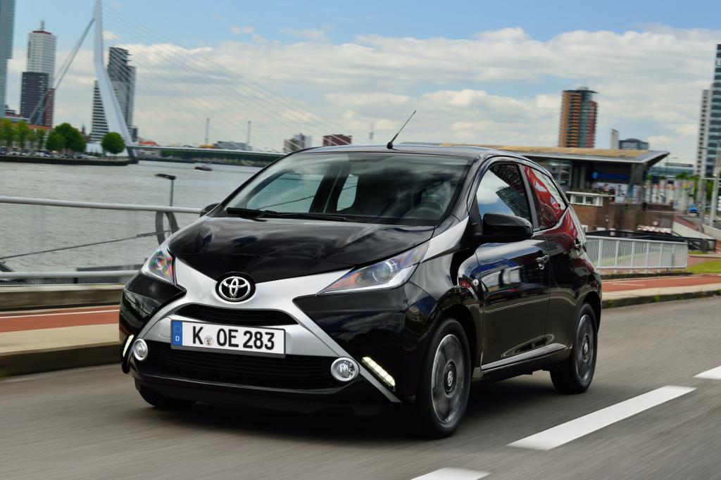 Nach fast zehn Jahren Bauzeit hat Toyota seinen Kleinstwagen Aygo erneuert und schickt den Cityfloh im Juli zu den Händlern. 