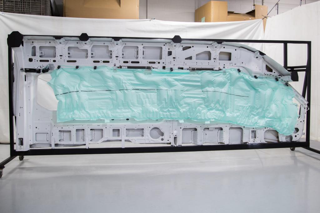 Neuer Seitenairbag von Ford - Schützende Kissen im XXL-Format