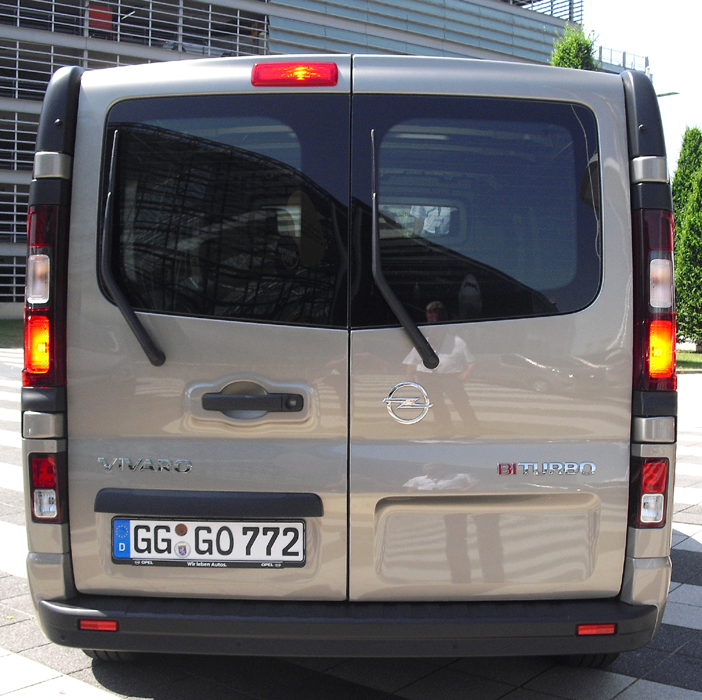 Opel Vivaro: Blick auf die Heckpartie. 