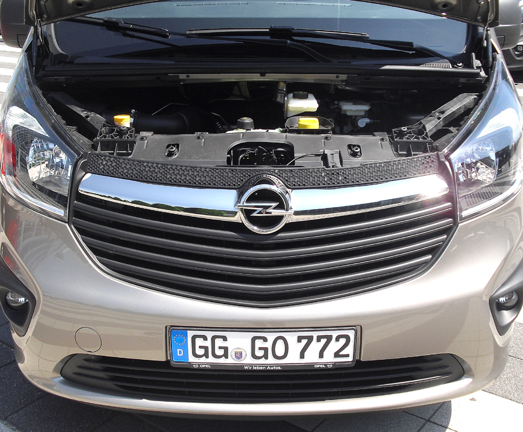 Opel Vivaro: Blick unter die Haube, hier bei einem der neuen Biturbodiesel. 
