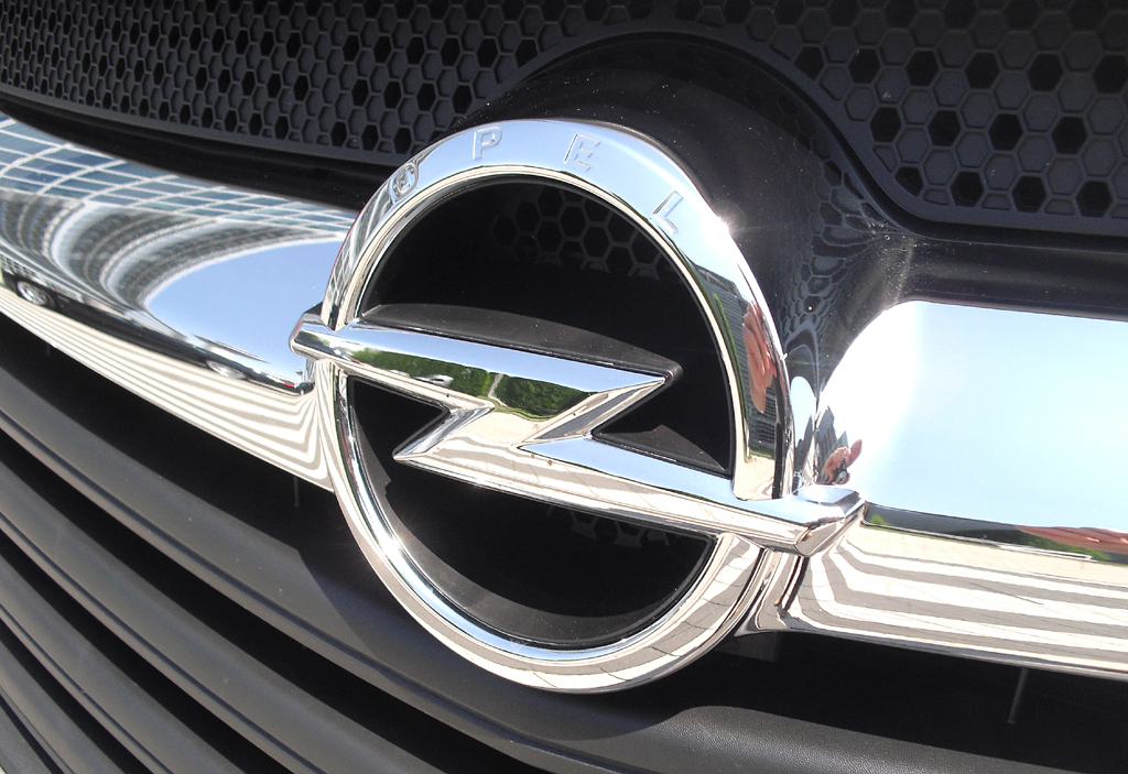 Opel Vivaro: Das Markenlogo, der Blitz, sitzt in einer Chromspange im oberen Kühlergrillteil. 
