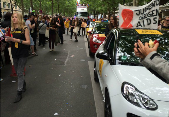 Opel fährt den Adam bei den Christopher Street Days auf