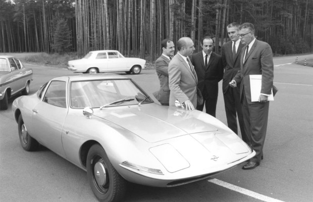 Opel nimmt für sich in Anspruch, mit dem Experimental GT das erste Konzeptfahrzeug eines europäischen Herstellers auf einer Messe präsentiert zu haben