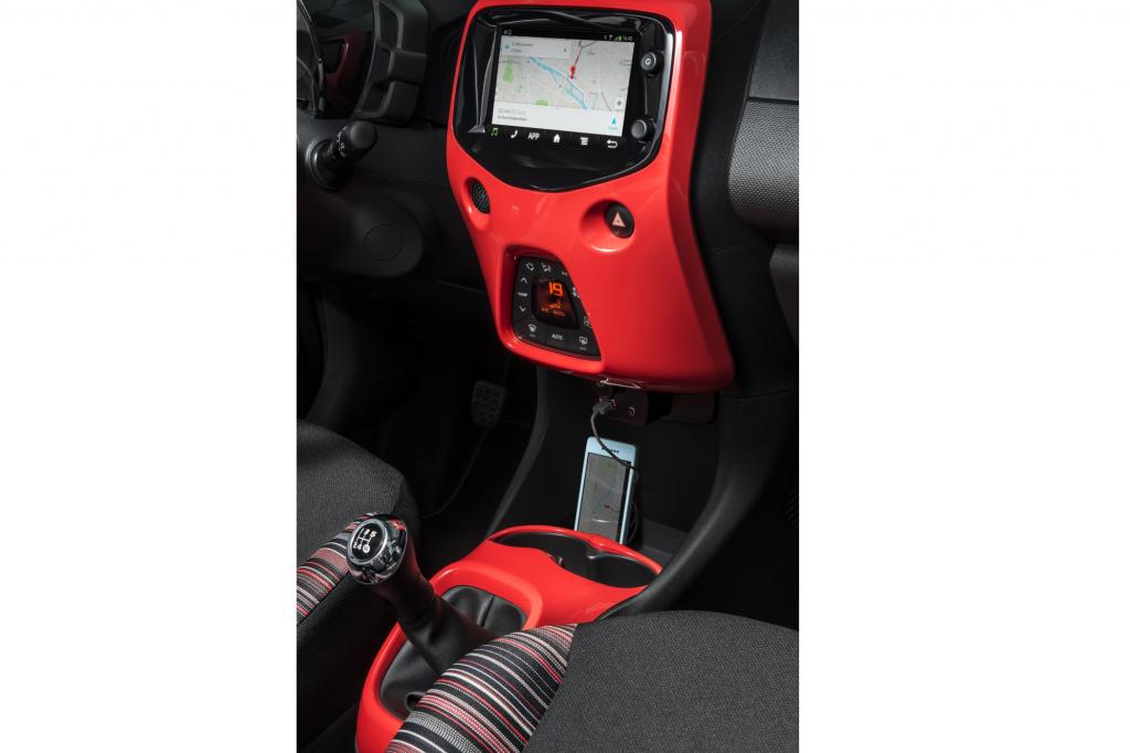 Passend zur optischen Modernisierung gibt es ein neues Cockpit, das nun von einem großen Touchscreen beherrscht wird
