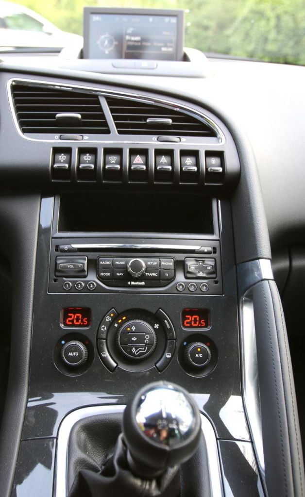 Peugeot 3008: Blick auf den mittleren Armaturenträger. 