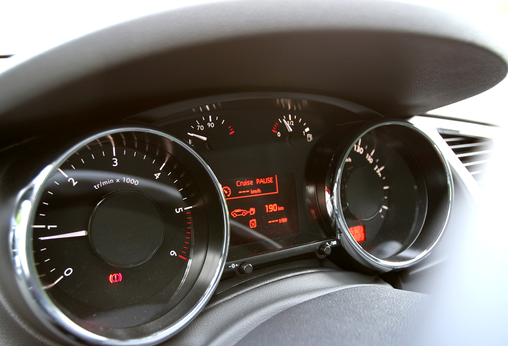 Peugeot 3008: Blick durch den Lenkradkranz auf die Rundinstrumentierung. 