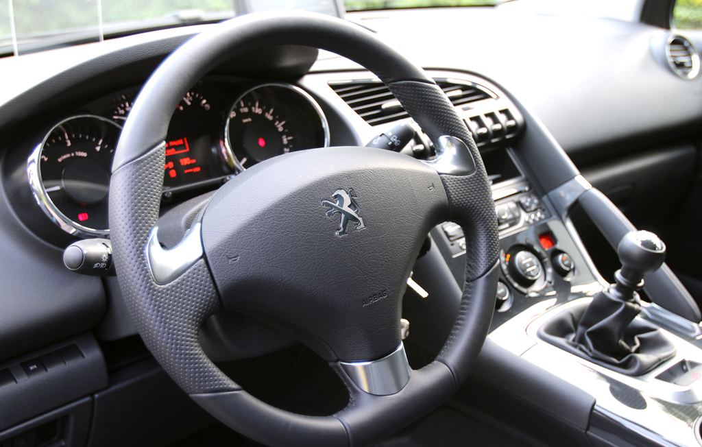 Peugeot 3008: Blick ins recht übersichtlich gestaltete Cockpit. 