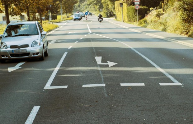 Pfeilmarkierungen auf der Straße sind verbindlich