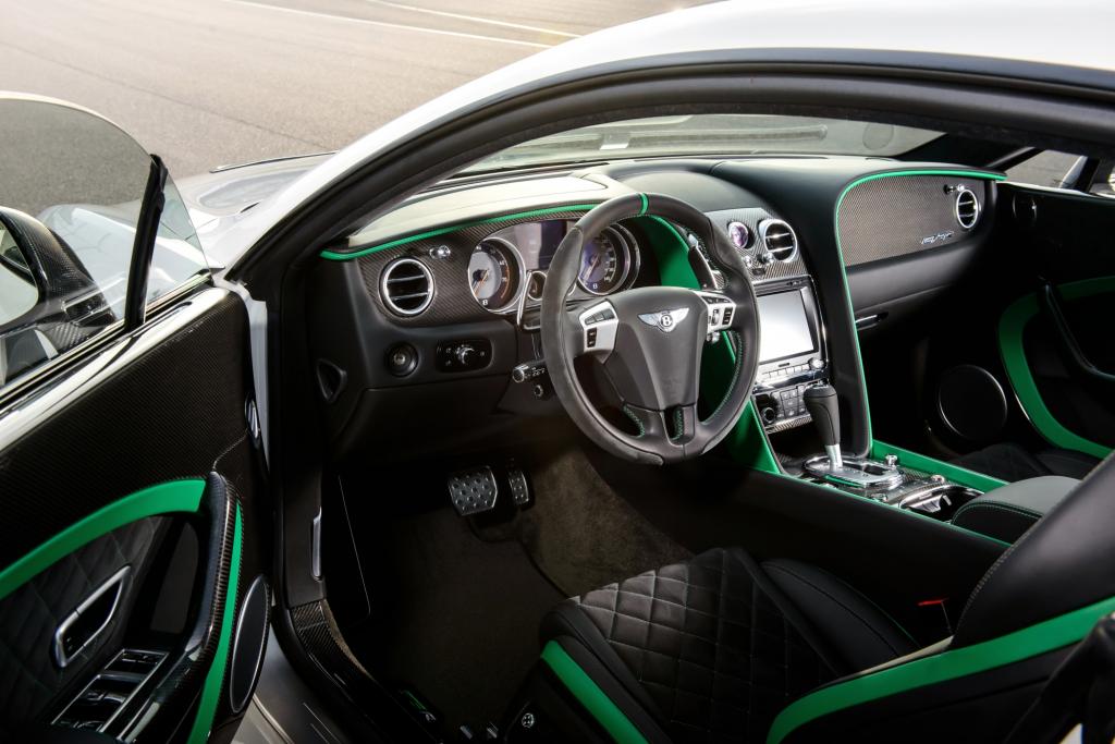 Pilot und Copilot nehmen in Sportsitzen Platz und blicken auf Carbon, Alcantara und Leder