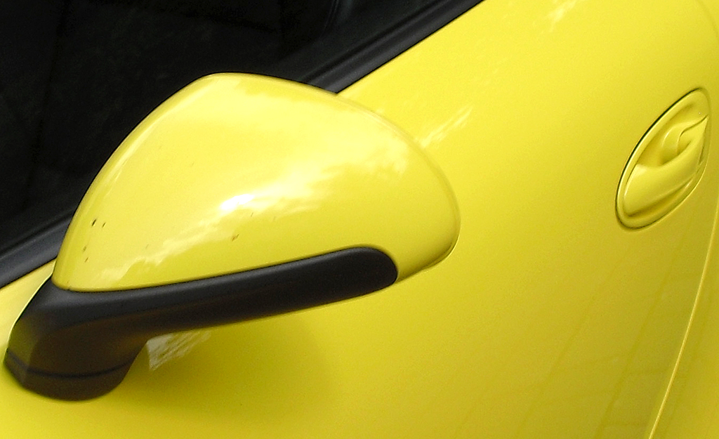Porsche 911 Turbo: Blick auf den Außenspiegel auf der Fahrerseite. 
