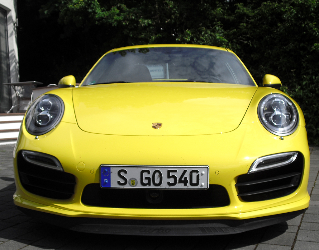 Porsche 911 Turbo: Blick auf die Frontpartie. 